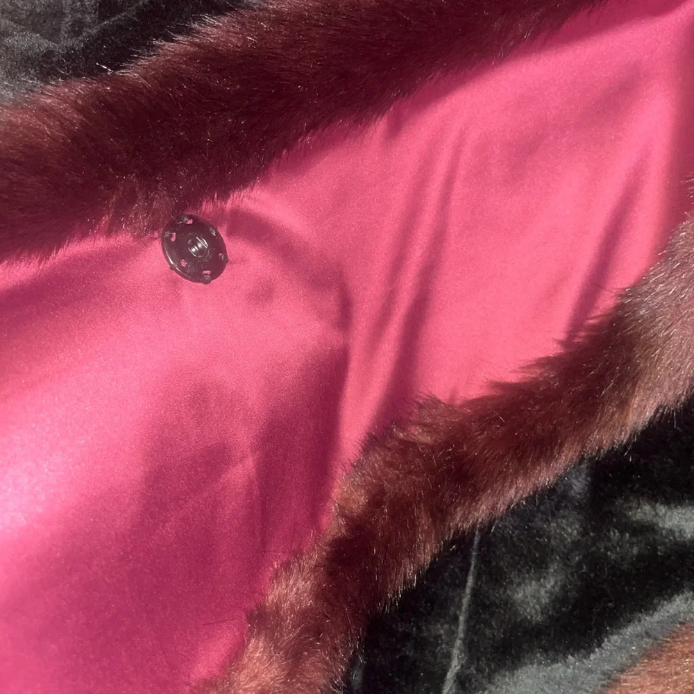 NWT REISS
Gypsy Faux Fur Scarf In the color “Ox Blood” - Picture 3 of 6